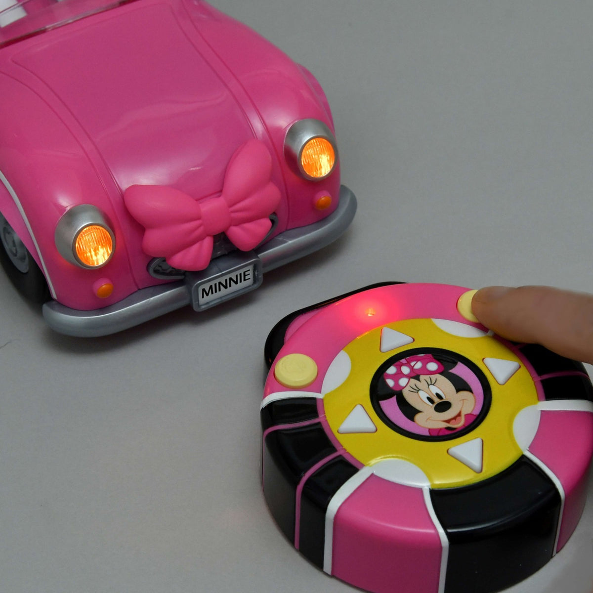 Japan Tokyo Disney Store Minnie Remote Control Toy Car Light Up & Sound Roadster
