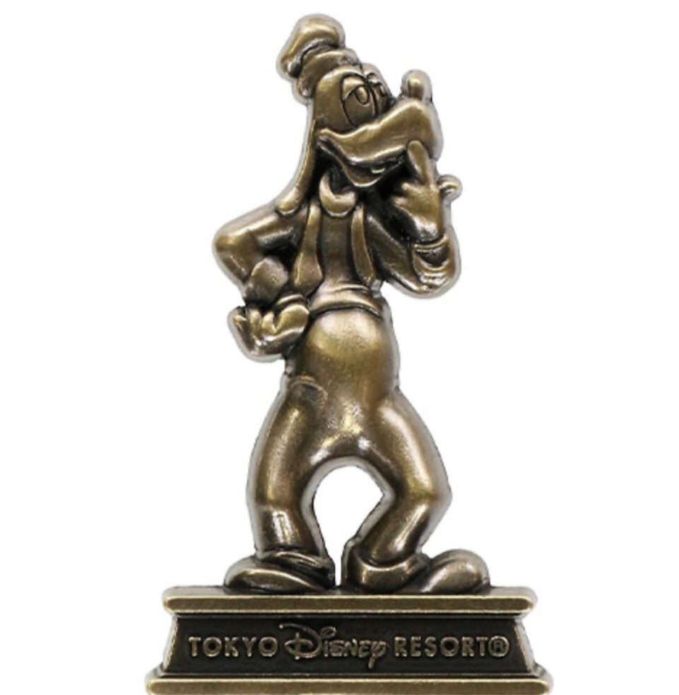 Japan Tokyo Disney Resort Limited Pin Badge Goofy statue Entrance