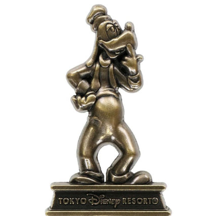 Japan Tokyo Disney Resort Limited Pin Badge Goofy statue Entrance