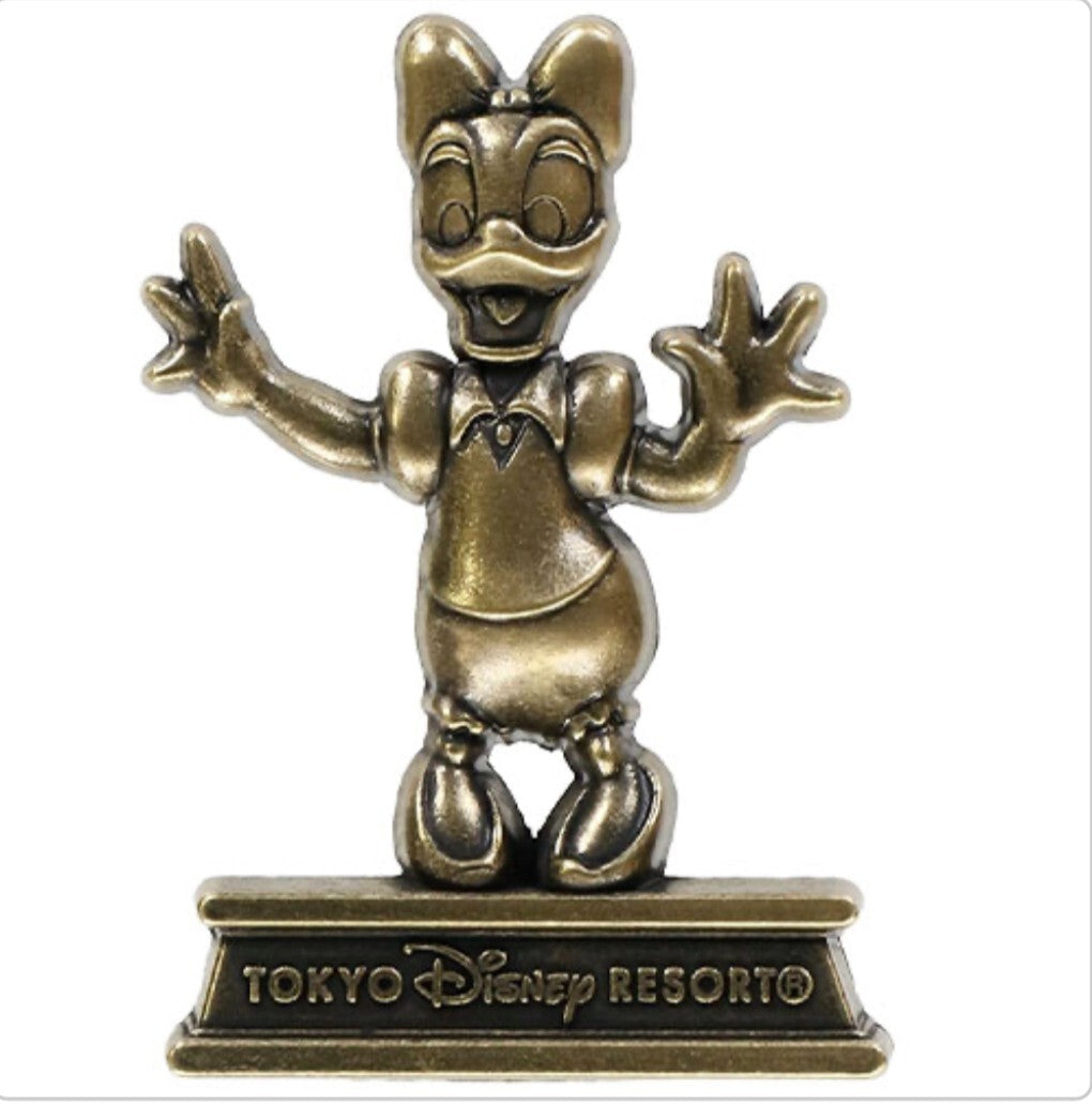 Japan Tokyo Disney Resort Limited Pin Badge Daisy statue Entrance
