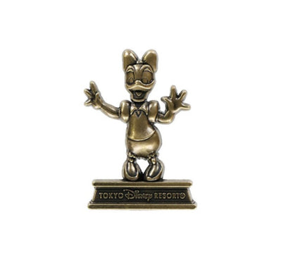 Japan Tokyo Disney Resort Limited Pin Badge Daisy statue Entrance