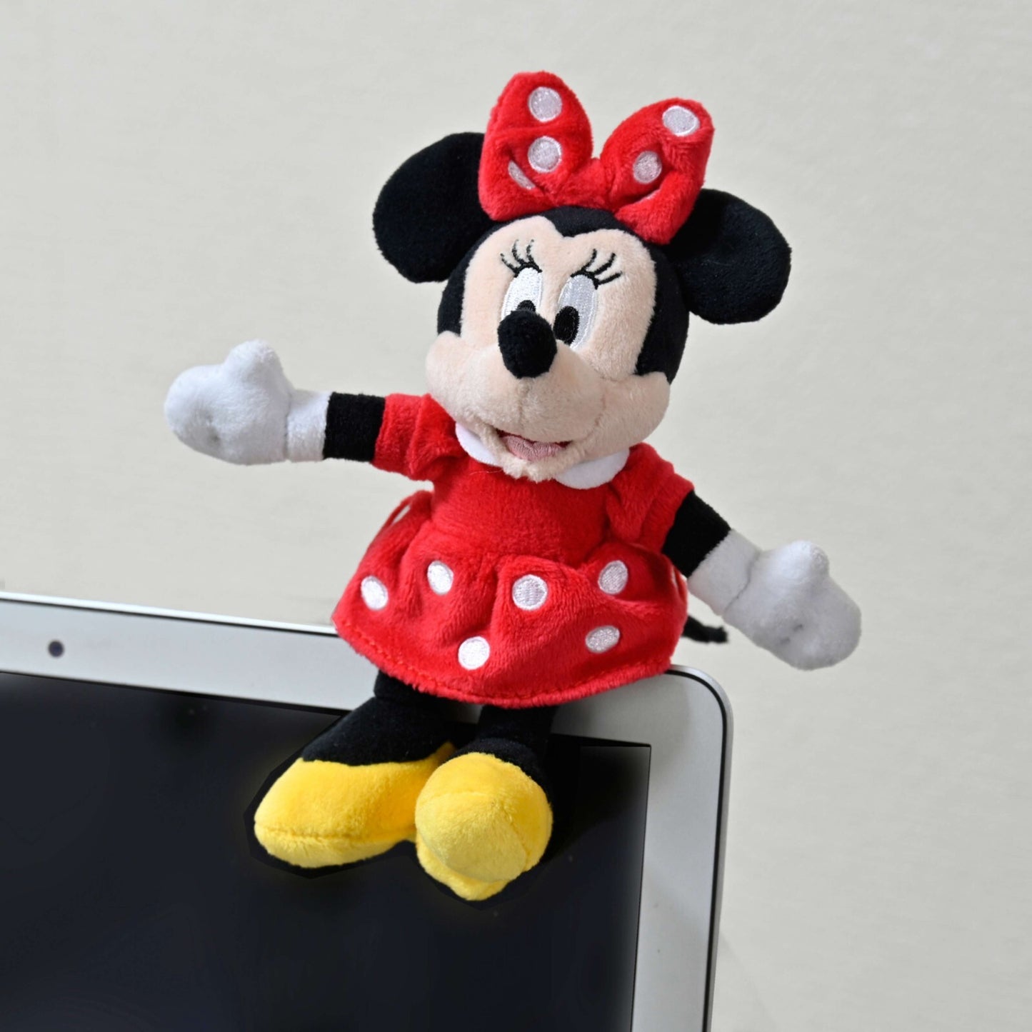 Japan Tokyo Disney Store Minnie Mouse Plush Toy Hand Glue Basic Style